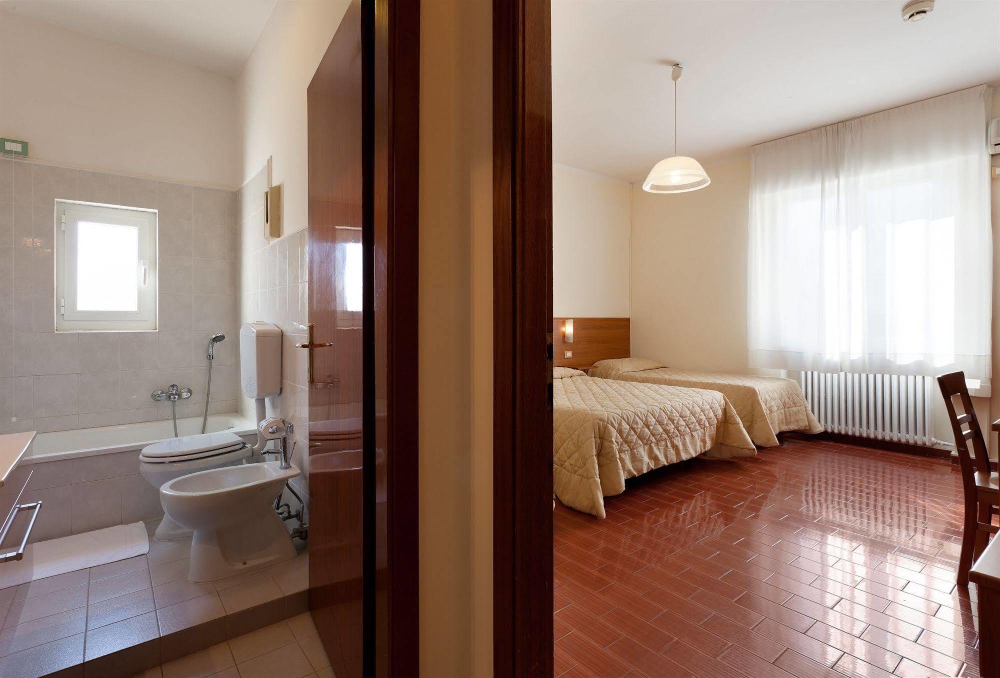 Parking Hotel Giardino Livorno Eksteriør bilde
